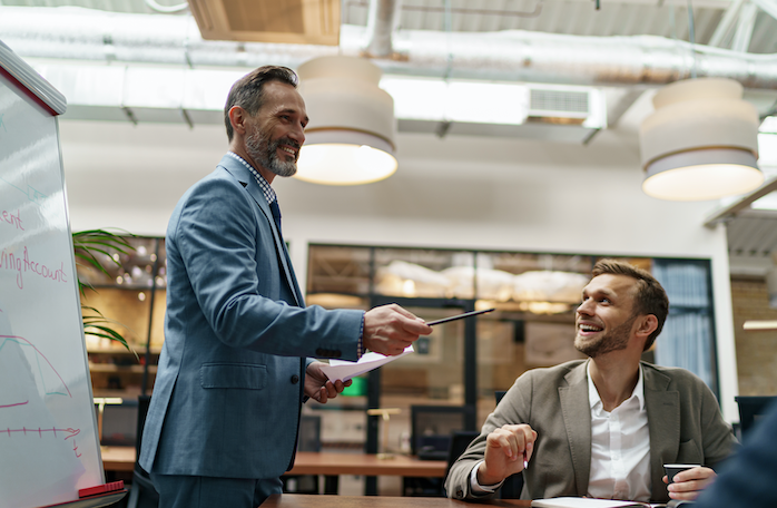 Rhetorik Coaching: Überzeugend sprechen. Verbessere deine Kommunikation, Körpersprache und Überzeugungskraft.